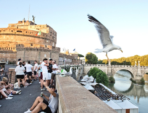 Gaivotas irritam os turistas na região do Castel Sant"Angelo em Roma - Stephanie Gengotti/The New York Times