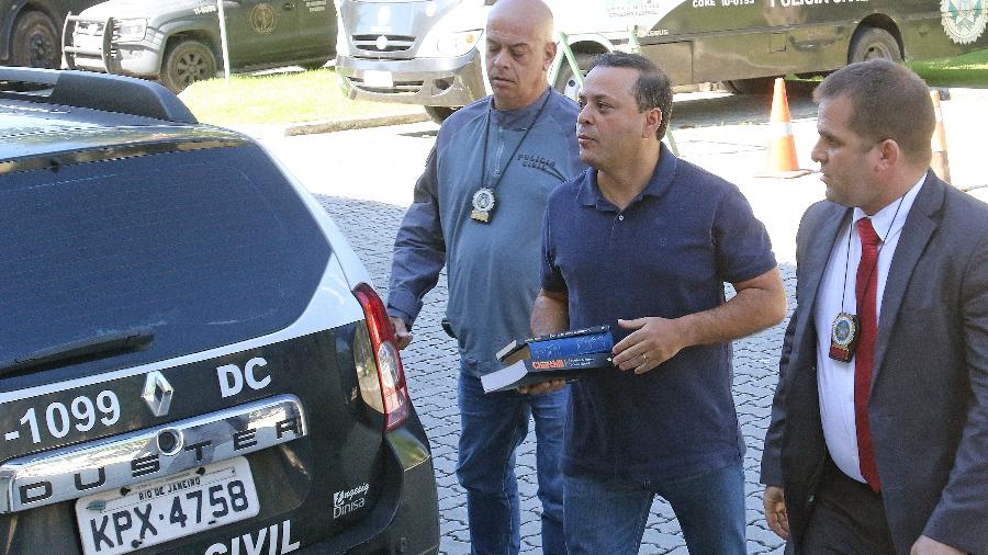 O prefeito de Niterói, Rodrigo Neves (c), ao ser detido nesta segunda-feira (10) - Reginaldo Pimenta/Estadão Conteúdo
