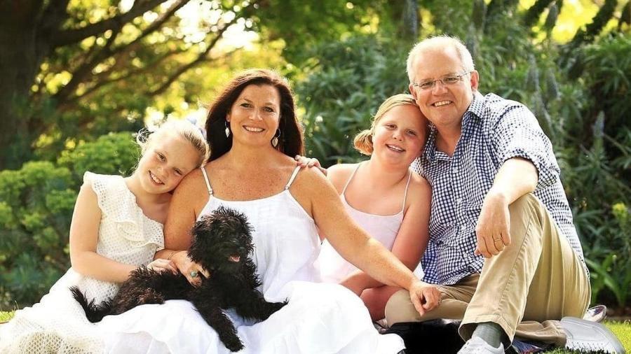 Foto com família do primeiro-ministro australiano Scott Morrison vira desastre no Photoshop. Reparem no pé no canto direito inferior da imagem - Reprodução