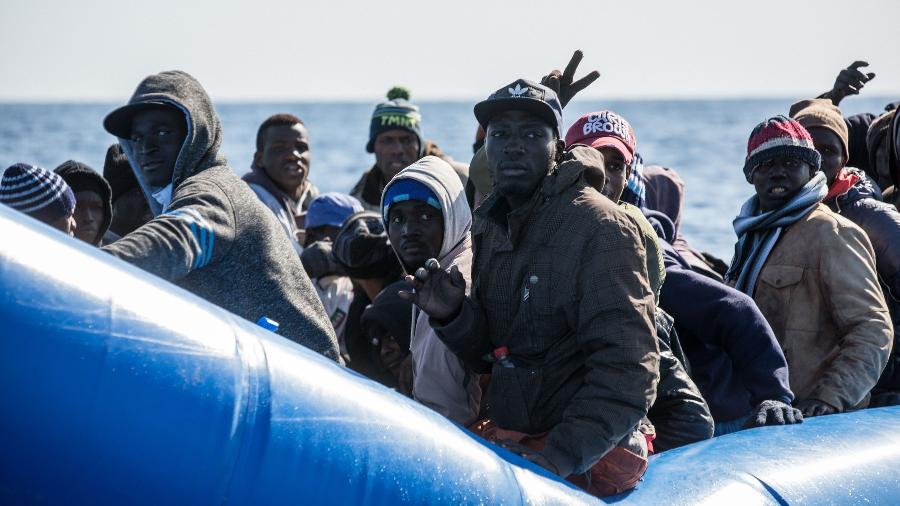Barco com 47 imigrantes é resgatado perto da Líbia; não se sabe se eles fazem parte de grupo desaparecido - FEDERICO SCOPPA / AFP