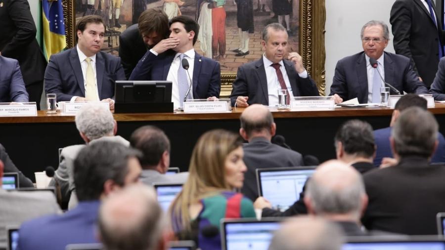 Presidente da Câmara, Rodrigo Maia, (à esq.) se senta à mesa diretora perto de Paulo Guedes, na comissão da Previdência - Bruno Peres/PSL