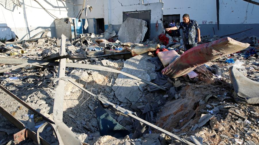 Centro de imigrantes e refugiados atingido por bombardeiros em Tajoura, na Líbia - Ismail Zitouny/Reuters