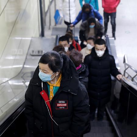 Pessoas usam máscaras em estação de metrô de Pequim - CARLOS GARCIA RAWLINS