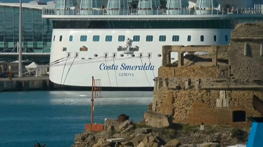 Navio Costa Smeralda atracada na cidade italiana de Civitavecchia - REUTERS TV