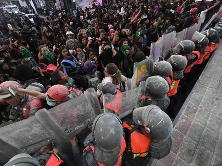 Indignadas, mulheres protestam contra feminicídios no México