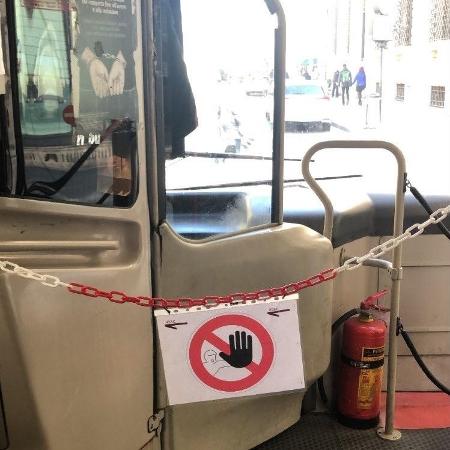 Foto de ônibus com placa de "mantenha distância" em ônibus em Roma - Maryan Id