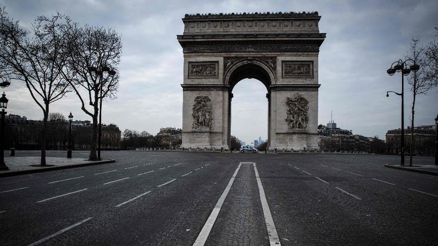 Arco do Triunfo fica vazio em Paris  - JOEL SAGET / AFP