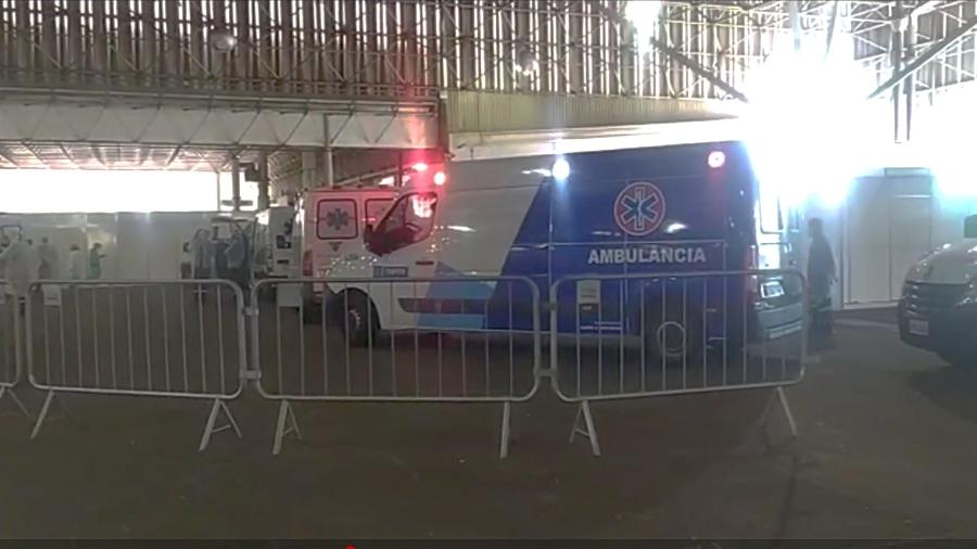 Frame de vídeo mostra fila de ambulância no hospital de campanha no Anhembi - Reprodução
