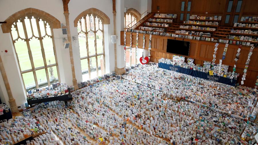 28.abr.2020 - Cartões de aniversário foram organizados na Bedford School antes do centésimo aniversário do capitão Tom Moore - Matthew Childs/Reuters