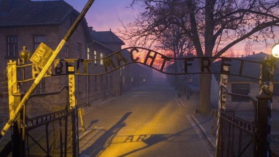 A expressão "o trabalho liberta" na entrada do campo de concentração de Auschwitz, onde se estima que a máquina de guerra nazista tenha assassinado 1,3 milhão de pessoas - Getty Images