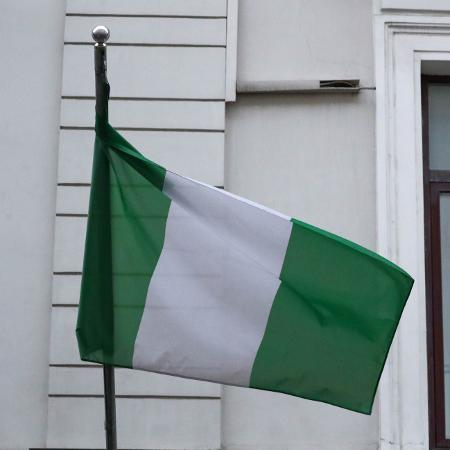 Bandeira da Nigéria; homens armados invadiram os dormitórios de uma escola no noroeste do país e sequestraram muitas jovens - Sergei Karpukhin\TASS via Getty Images
