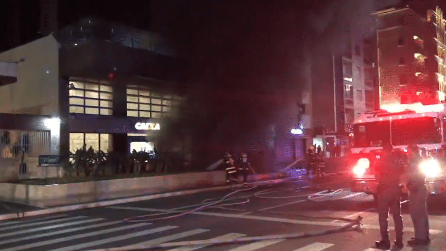 Bombeiros combatem incêndio em duto de ventilação da estação Brigadeiro do Metrô - Reprodução/Twitter