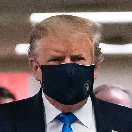 Donald Trump usou máscara em público pela primeira vez recentemente - ALEX EDELMAN / AFP