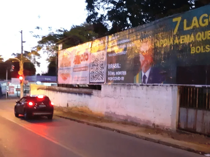 Cidade mineira tem 'guerra política' com outdoors pró e contra Bolsonaro