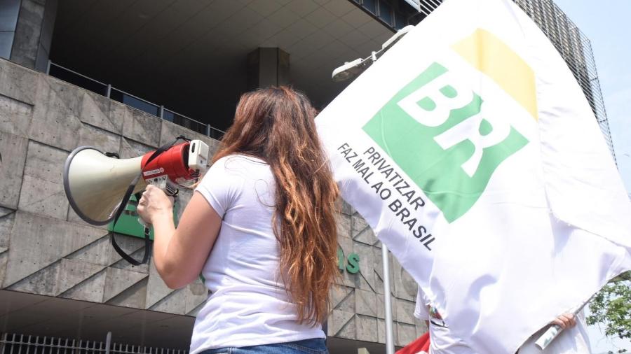 Protesto conta a privatização de parte da Petrobrás, realizado em frente a cede da empresa, na cidade do Rio de Janeiro, neste sábado - Gabriel Bastos/Estadão Conteúdo