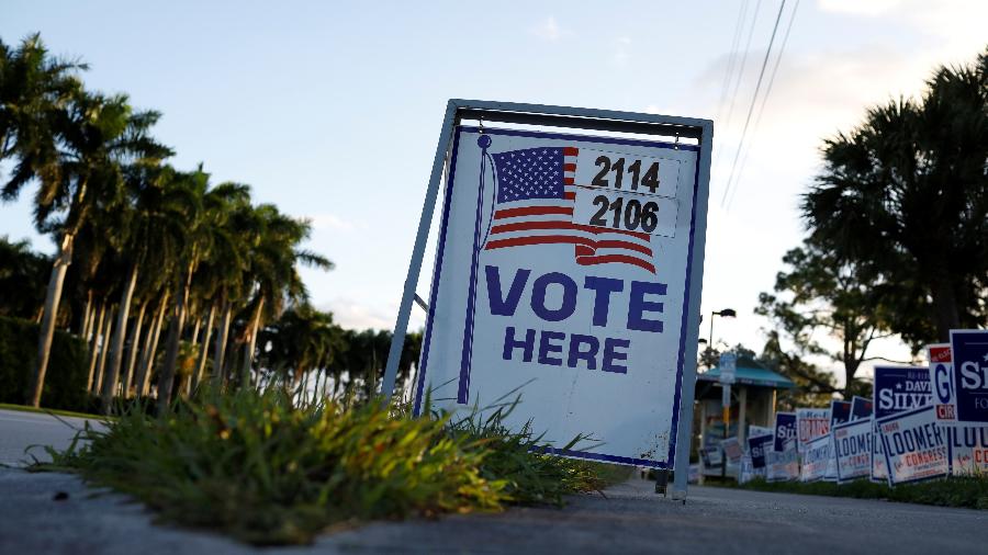 Placa sinalizando locais de votação em Palm Beach, no dia da eleição nos Estados Unidos - Marco Bello/Reuters