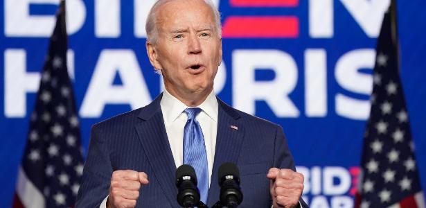 U.S Democratic presidential nominee Joe Biden speaks about election results in Wilmington, Delaware, U.S., November 6, 2020. REUTERS/Kevin Lamarque