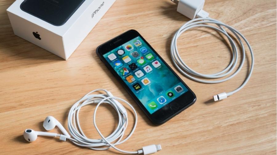 iPhone acessórios cabos USB fones de ouvido - Shutterstock