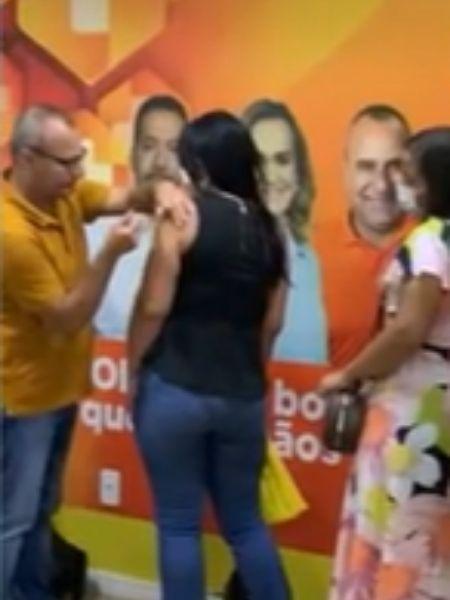 Prefeito Waguinho (MDB) aplica vacina sem equipamento de proteção adequado - Reprodução/TV Globo