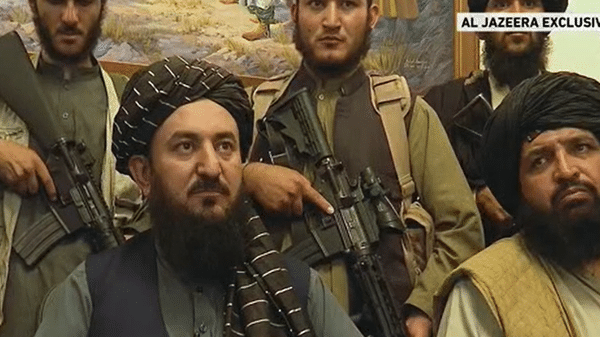 Combatentes Taleban dentro do palácio presidencial em Cabul. Afeganistão - Reprodução/Al Jazeera