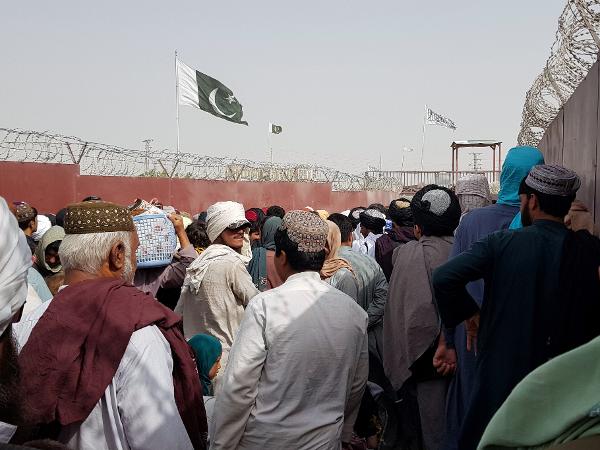 Fronteira entre Afeganistão e Paquistão é tomada por população que busca fugir do Talibã - Abdul Khaliq Achakzai/Reuters