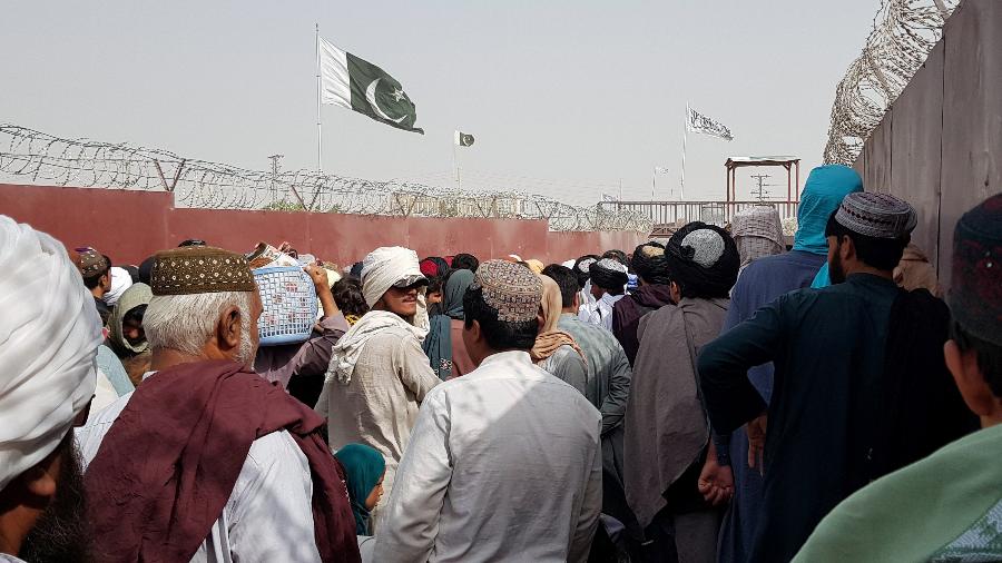 Fronteira entre Afeganistão e Paquistão é tomada por população que busca fugir do Taleban - Abdul Khaliq Achakzai/Reuters