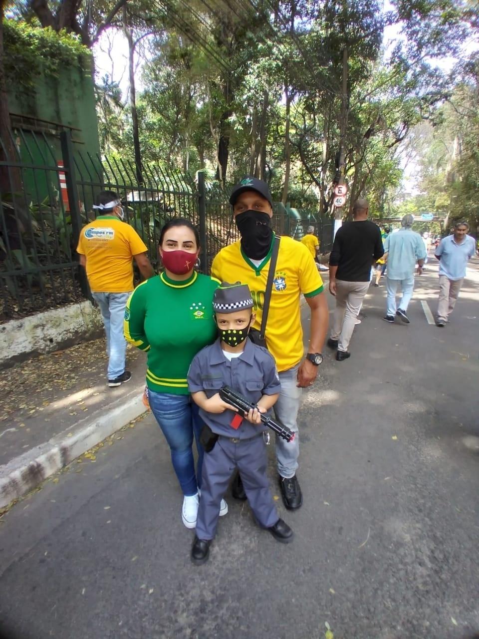 7.set.2021 - Criança utiliza uniforme militar durante ato a favor do presidente Jair Bolsonaro (sem partido) na avenida Paulista, em São Paulo - Amanda Rossi/UOL