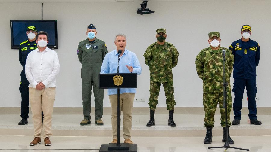Imagem divulgada pela presidência colombiana mostra presidente colombiano Ivan Duque (C) falando no final de reunião do conselho de segurança solicitando reforço em Arauca, na fronteira com a Venezuela, depois que confrontos entre dissidentes do ELN e das FARC deixaram 16 mortos em Cartagena, Colômbia, em 3 de janeiro de 2022 - -/AFP