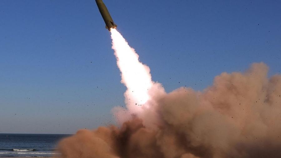 Coreia do Norte é uma das potencias nucleares do mundo e tem realizado diversos testes com mísseis - KCNA via KNS/AFP