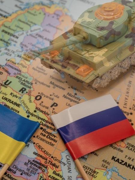 Ucrânia afirmou que cerco a Mariupol, no sul do país, dificulta a continuidade das negociações - Brasil Escola