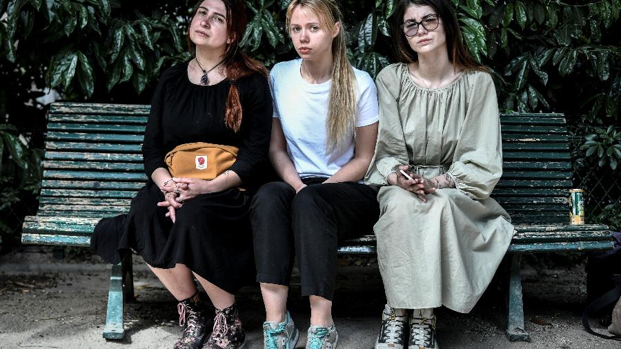 Olha Andrianova, Katerina Prokopenko e Hanna Naumenko, as três mulheres que pedem ajuda para libertar seus maridos em Azovstal - STEPHANE DE SAKUTIN/AFP