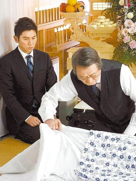 Cena do filme a "A partida" (2008), em que um violoncelista desempregado desafia o tabu da morte no Japão por meio de ritos funerais - Divulgação/Divulgação