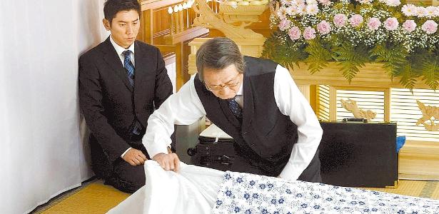 Cena do filme a "A partida" (2008), em que um violoncelista desempregado desafia o tabu da morte no Japão por meio de ritos funerais