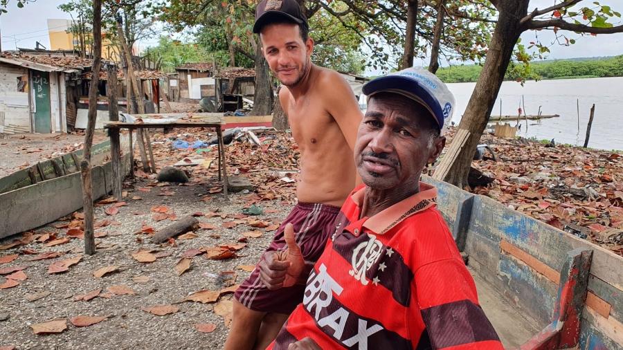 Na favela Mundaú, em Maceió, Marcos Nascimento, 30, e Célio de Oliveira, 56, divergem sobre em quem vão votar em outubro - Carlos Madeiro/UOL
