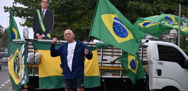 Apoiador do presidente Jair Bolsonaro carrega bandeira do Brasil
