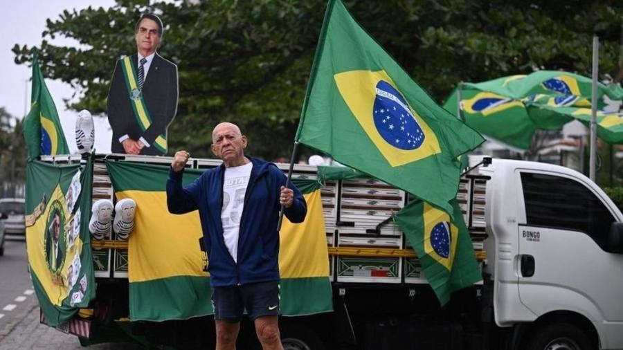 Apoiador do presidente Jair Bolsonaro carrega bandeira do Brasil - AFP