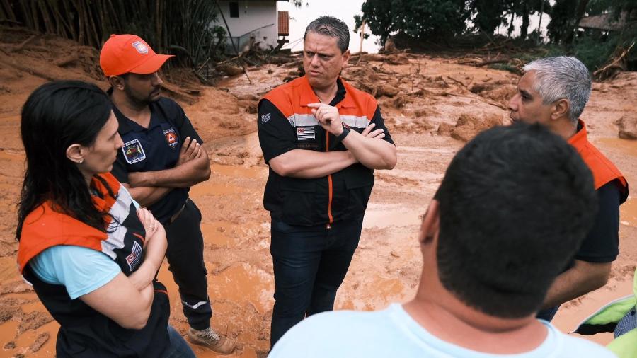 23.fev.2023 - Tarcísio de Freitas visita comunidades atingidas pelos deslizamentos na Barra do Sahy, litoral norte de SP - Vinicus Freitas/Governo do Estado de SP