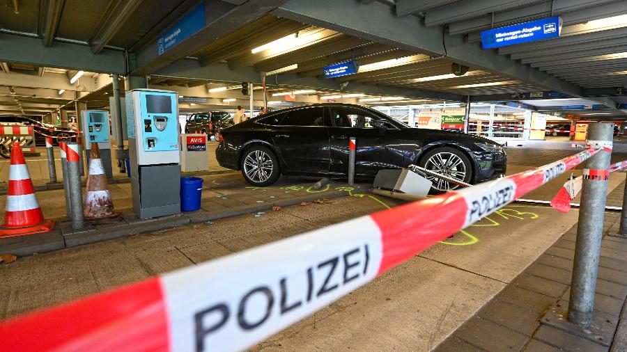 Carro danificado de uma vítima é visto em estacionamento de vários andares no aeroporto internacional de Colônia/Bonn, na Alemanha, em 24 de março de 2023 - INA FASSBENDER/AFP