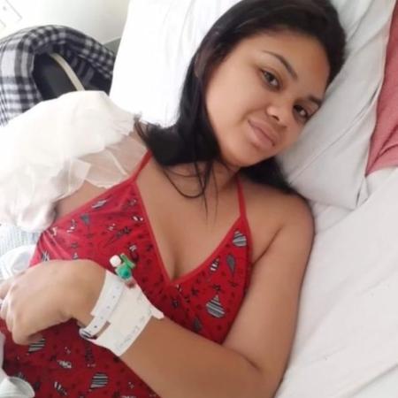 Ana Beatriz Oliveira no hospital após braço ser decepado