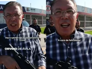 Prefeito compra 14 fuzis para guardas em SC e posa com armas: 'Felicidade'
