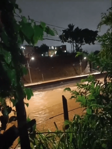 Avenida Tereza Cristina ficou alagada com chuvas em BH