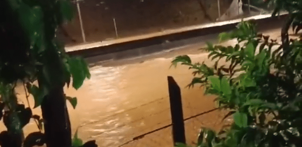 BH: Temporal provoca alagamentos e deixa pessoas ilhadas em ônibus; vídeos