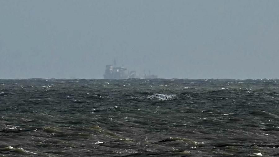 11.mar.2025 - O petroleiro Stena Immaculate é visto à distância na costa de Withernsea, na Inglaterra