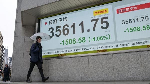 Painel mostra Bolsa de Valores de Tóquio em queda nesta segunda