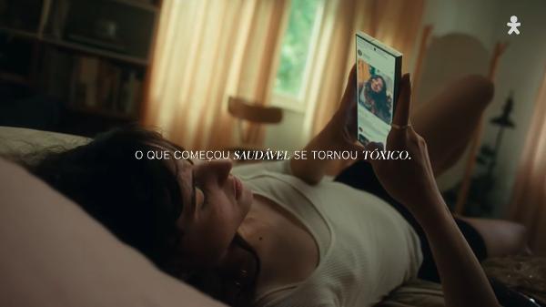 Uma versão do sucesso Jealousy, jealousy, da cantora norte-americana Olivia Rodrigo, embala a nova campanha da Vivo que tenta alertar os jovens sobre o uso excessivo de telas no dia a dia. A produção foi da Landscape. A criação é da Africa Creative. Uma versão do sucesso Jealousy, jealousy, da cantora norte-americana Olivia Rodrigo, embala a nova campanha da Vivo que tenta alertar os jovens sobre o uso excessivo de telas no dia a dia. A produção foi da Landscape. A criação é da Africa Creative.