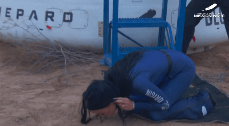 Cantora Katy Perry beija o chão após voltar de viagem espacial da Blue Origin, empresa espacial de Jeff Bezos Cantora Katy Perry beija o chão após voltar de viagem espacial da Blue Origin, empresa espacial de Jeff Bezos