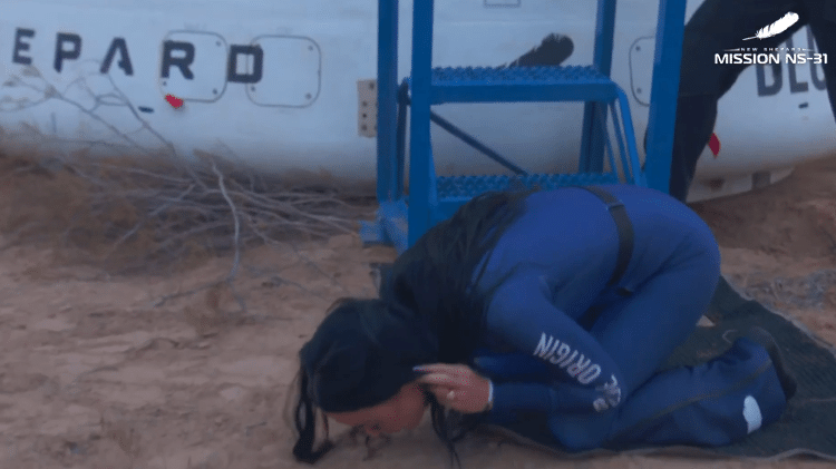 Cantora Katy Perry beija o chão após voltar de viagem espacial da Blue Origin, empresa espacial de Jeff Bezos Cantora Katy Perry beija o chão após voltar de viagem espacial da Blue Origin, empresa espacial de Jeff Bezos