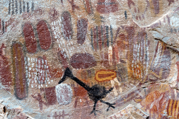 Painéis de arte rupestre pré-histórica na entrada da caverna Lapa dos Desenhos Painéis de arte rupestre pré-histórica na entrada da caverna Lapa dos Desenhos