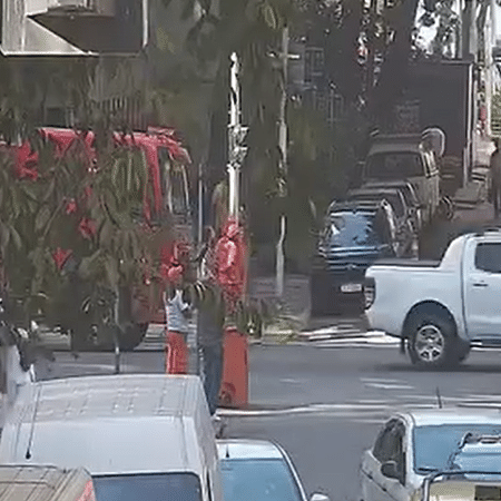 Vista da rua Duvivier interditada no Rio após desabamento parcial de estrutura de prédio