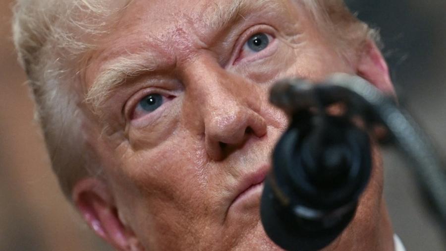 O presidente dos EUA Donald Trump discursa na Sala Roosevelt da Casa Branca em Washington, DC, após assinar ordem executiva para reiniciar o Teste de Aptidão Presidencial em escolas públicas O presidente dos EUA Donald Trump discursa na Sala Roosevelt da Casa Branca em Washington, DC, após assinar ordem executiva para reiniciar o Teste de Aptidão Presidencial em escolas públicas